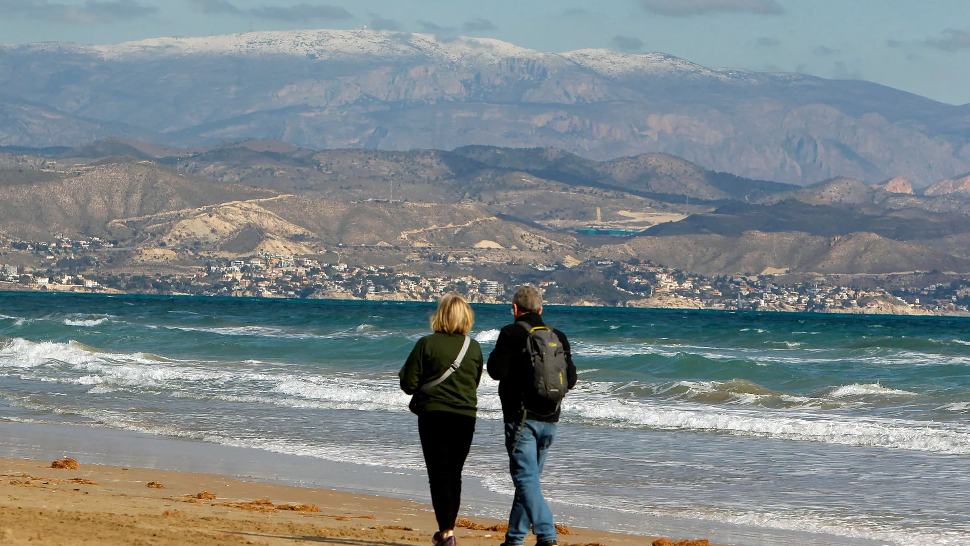 Imagen de la sierra de Aitana nevada vista desde la playa de San Juan de Alicante