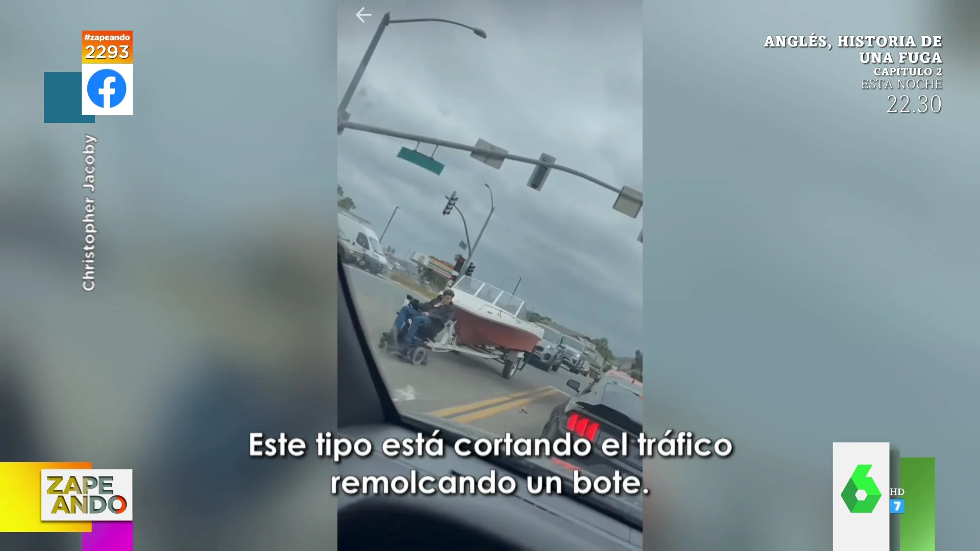 Así remolca un hombre con su silla de ruedas eléctrica un barco por la carretera 