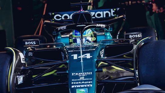 Fernando Alonso con el Aston Martin Fernando Alonso con el Aston Martin