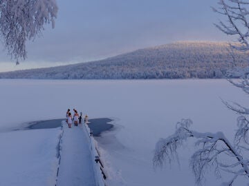 Chicas bañándose en un lago helado en Finlandia