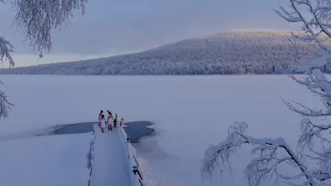 Chicas bañándose en un lago helado en Finlandia Chicas bañándose en un lago helado en Finlandia