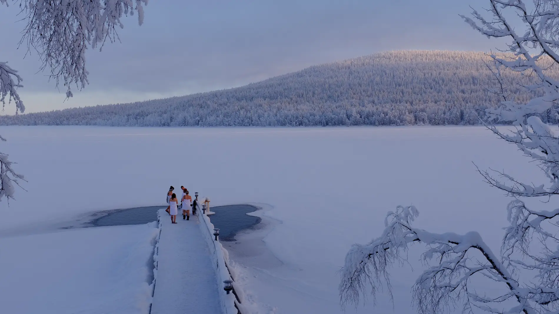 Chicas bañándose en un lago helado en Finlandia