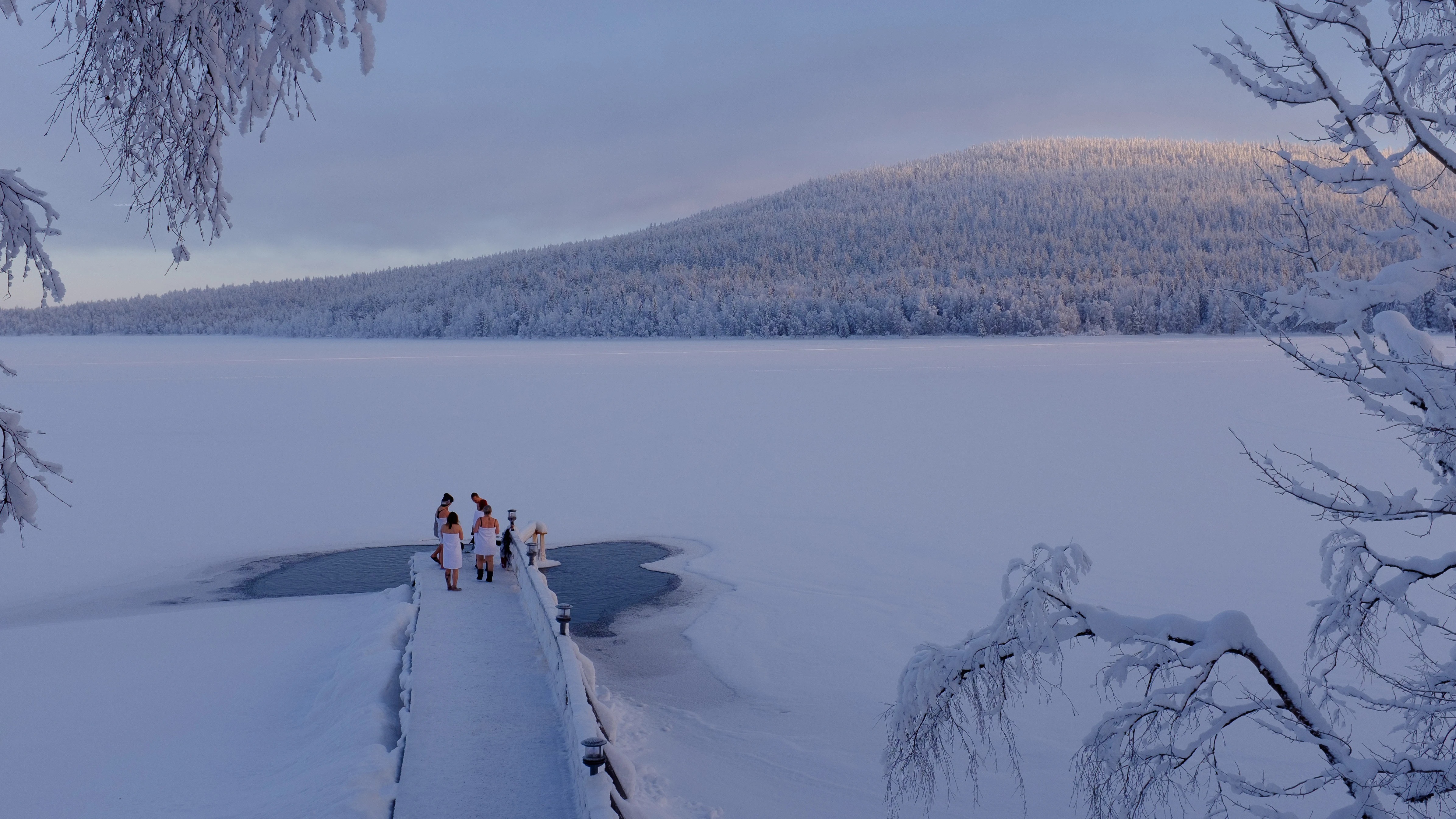 Chicas ba&ntilde;&aacute;ndose en un lago helado en Finlandia