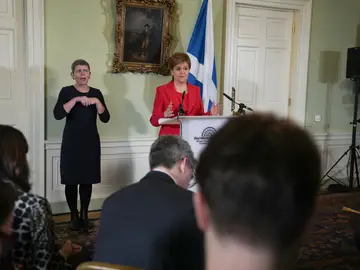 La ministra principal de Escocia, Nicola Sturgeon, en la comparecencia de prensa para anunciar su dimisión.