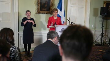 La ministra principal de Escocia, Nicola Sturgeon, en la comparecencia de prensa para anunciar su dimisión.