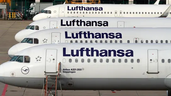 Aviones de la compañía Lufthansa Cancelaciones y retrasos en el Grupo Lufthansa por un fallo informático: cómo saber si tu vuelo se ha visto afectado