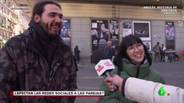 La solución de un chico para evitar la bronca de su novia cuando le dejaba en visto