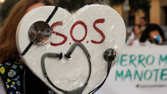 El Gobierno de Ayuso prohíbe la recogida de firmas y pancartas dentro de los centros de salud El Gobierno de Ayuso prohíbe la recogida de firmas y pancartas dentro de los centros de salud