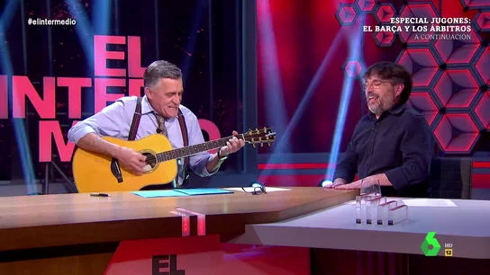 Con guitarra y voz en directo: la actuación improvisada de Wyoming y Évole en El Intermedio Con guitarra y voz en directo: la actuación improvisada de Wyoming y Évole en El Intermedio