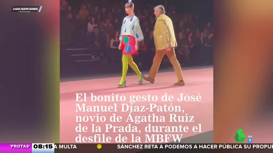 El espontáneo y llamativo gesto del novio de Ágatha Ruiz de la Prada en un desfile de la diseñadora El espontáneo y llamativo gesto del novio de Ágatha Ruiz de la Prada en un desfile de la diseñadora