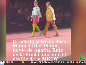 El espontáneo y llamativo gesto del novio de Ágatha Ruiz de la Prada en un desfile de la diseñadora