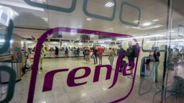 Pasajeros esperan para ser atendidos, en la estación de Chamartín, a 26 de agosto de 2022