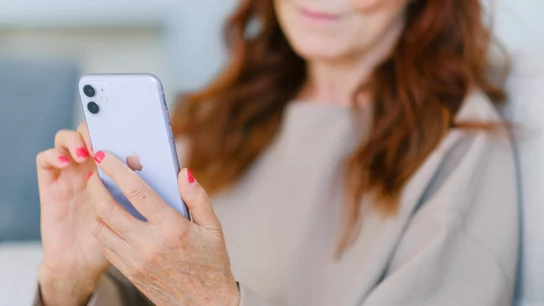 Imagen de archivo de una mujer sujetando un teléfono móvil Imagen de archivo de una mujer sujetando un teléfono móvil