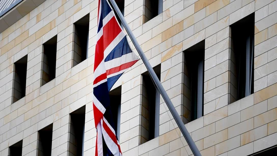 La bandera de Reino Unido en la fachada de la Embajada británica en Berlín. La bandera de Reino Unido en la fachada de la Embajada británica en Berlín.