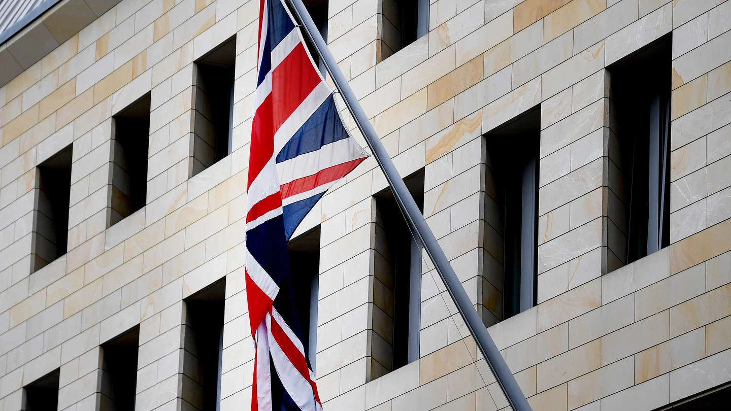 La bandera de Reino Unido en la fachada de la Embajada británica en Berlín. La bandera de Reino Unido en la fachada de la Embajada británica en Berlín.