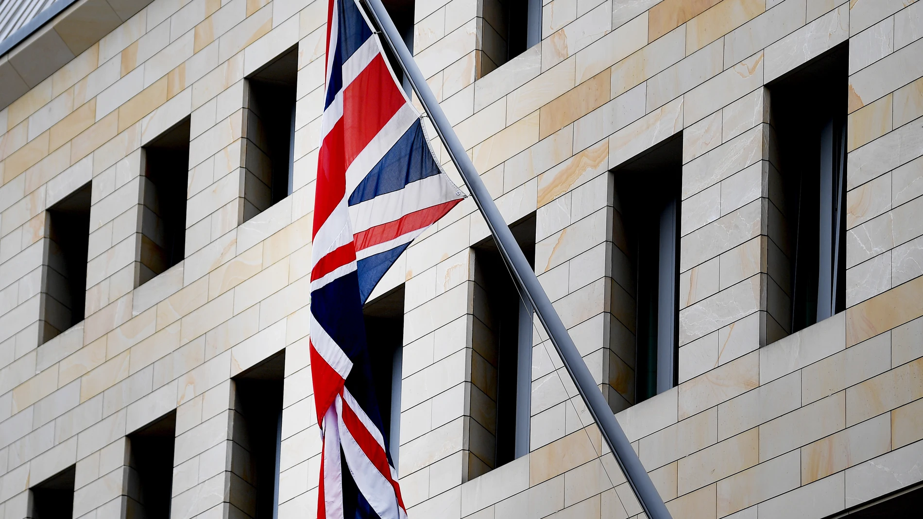 La bandera de Reino Unido en la fachada de la Embajada británica en Berlín.
