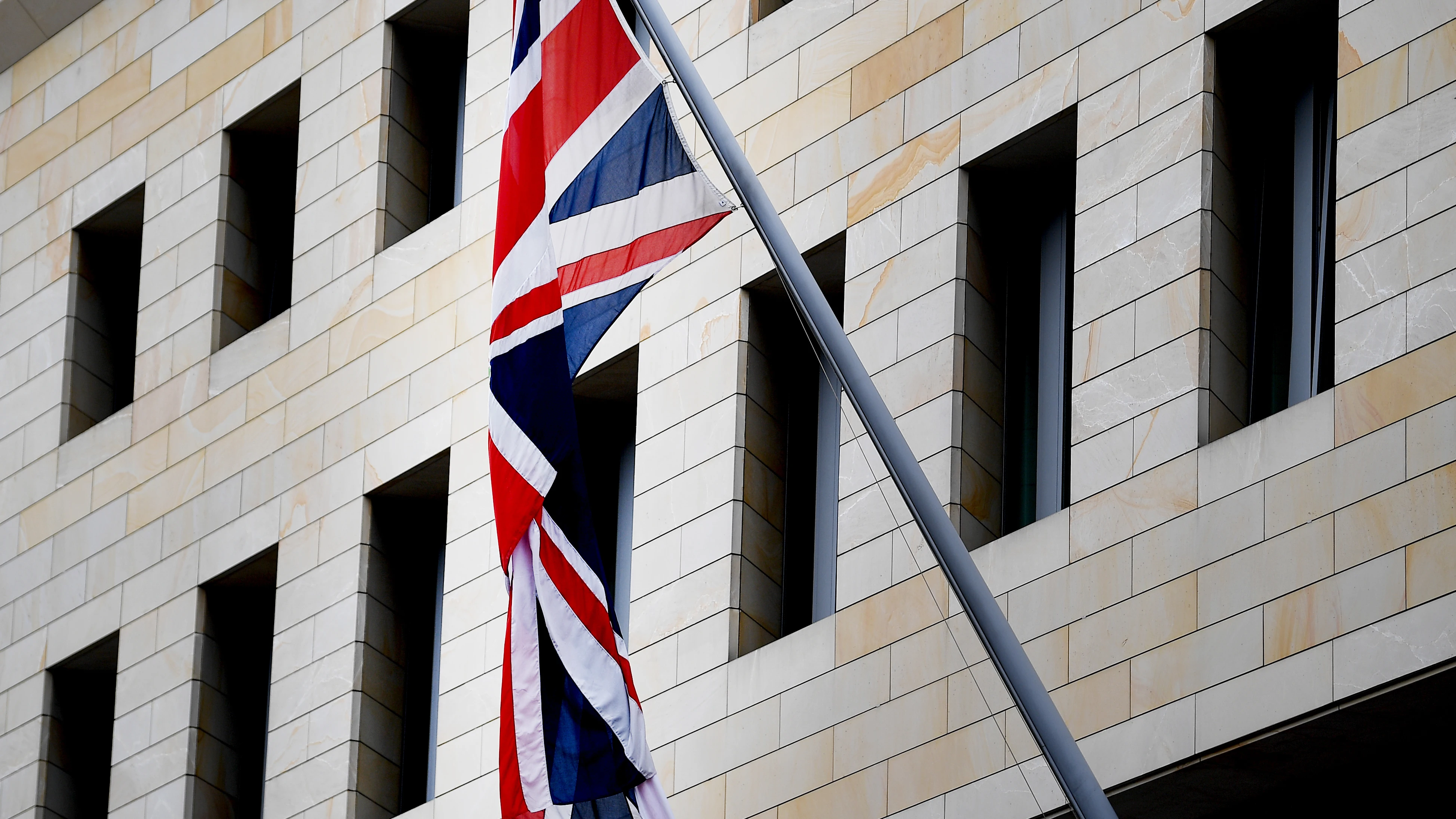 La bandera de Reino Unido en la fachada de la Embajada británica en Berlín.