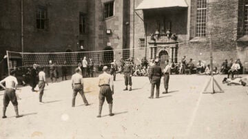 Prisioneros de Colditz jugando al voleibol en el patio