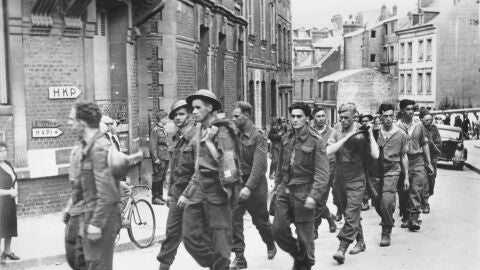Prisioneros caminando por las calles de Colditz Los prisioneros de Colditz - Ben Macintyre