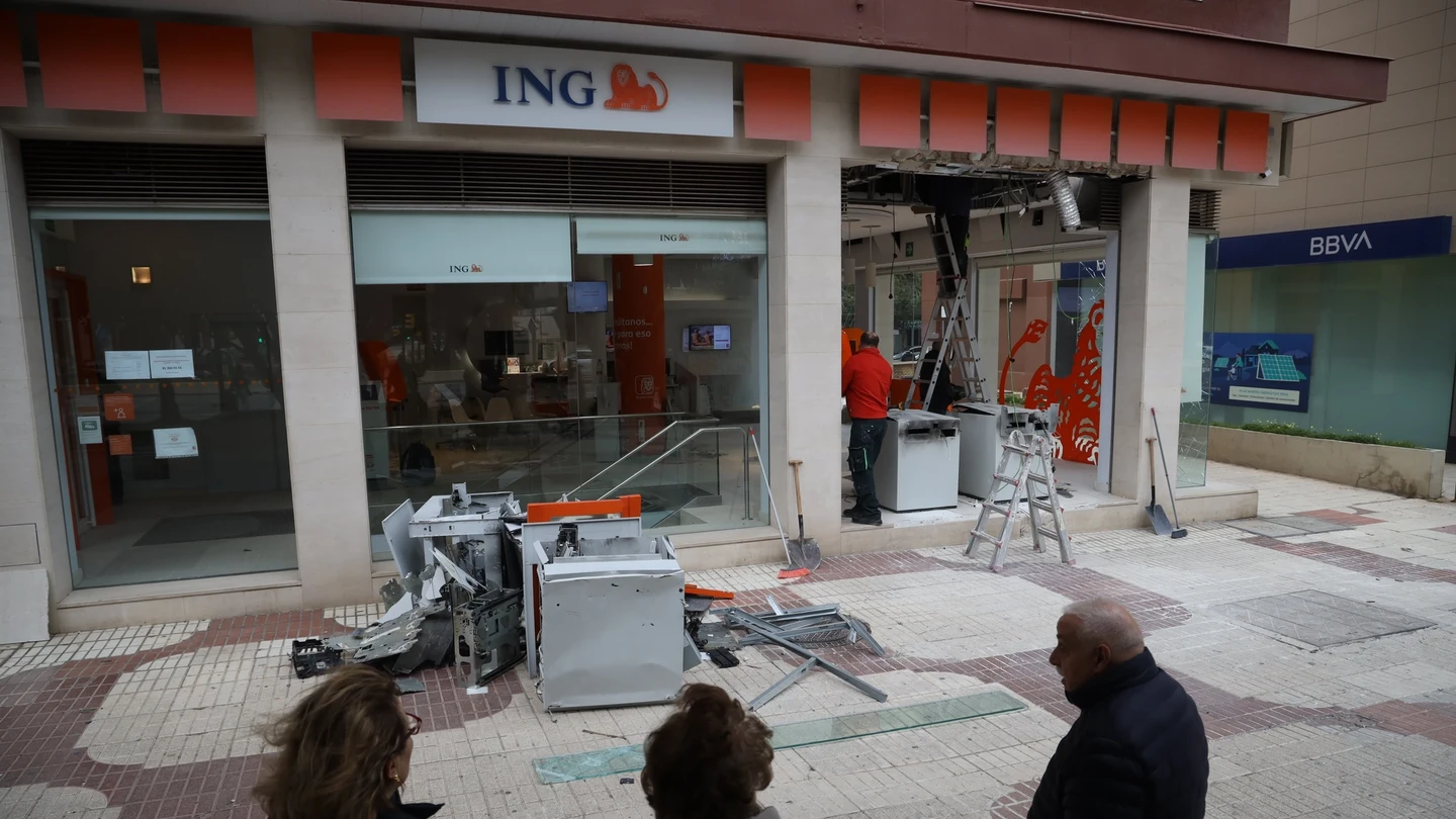 Revientan con explosivos cajeros de un banco en el centro de Málaga. Revientan con explosivos cajeros de un banco en el centro de Málaga.
