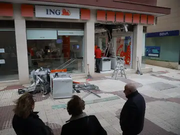 Revientan con explosivos cajeros de un banco en el centro de Málaga.