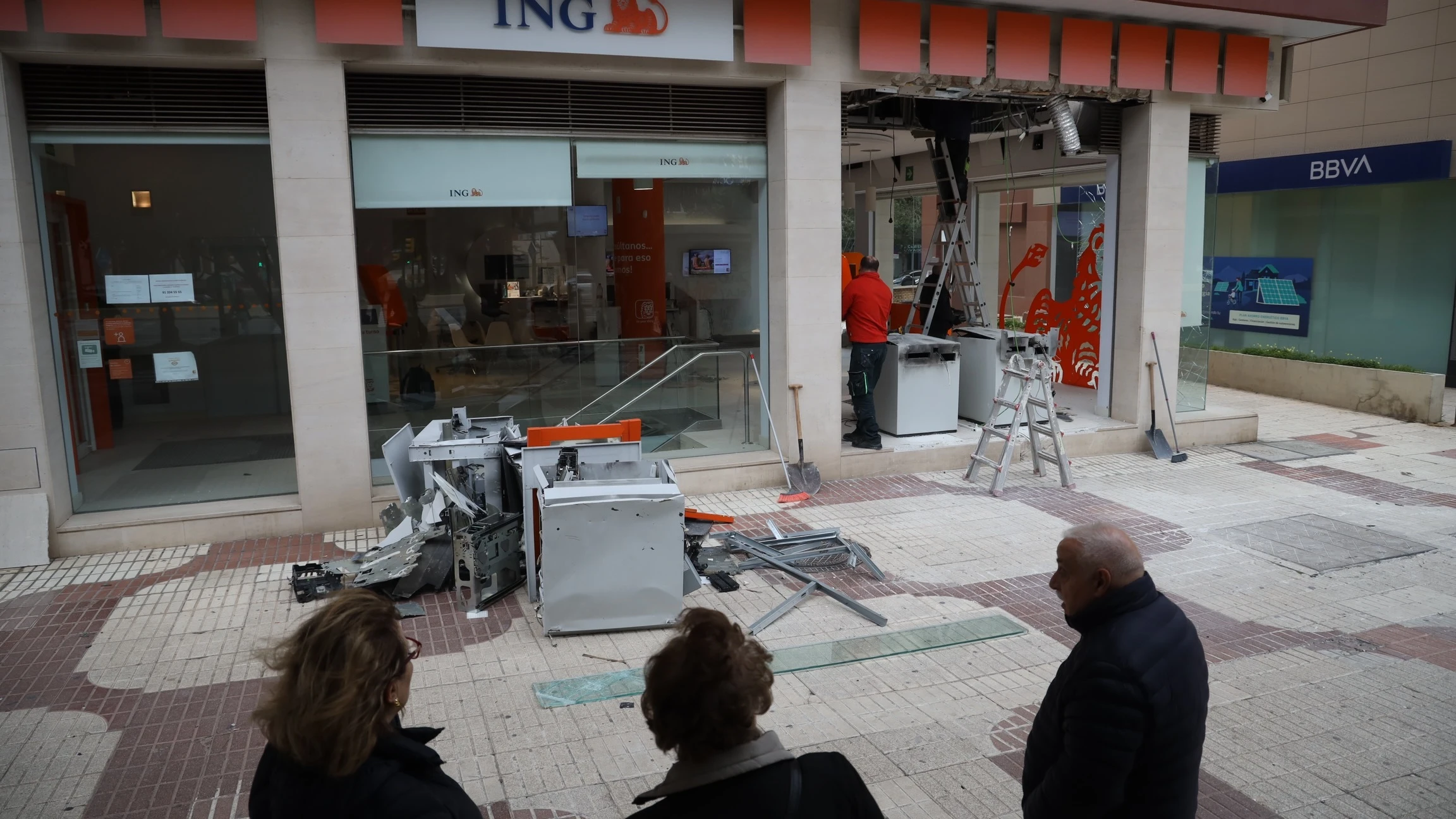 Revientan con explosivos cajeros de un banco en el centro de Málaga.