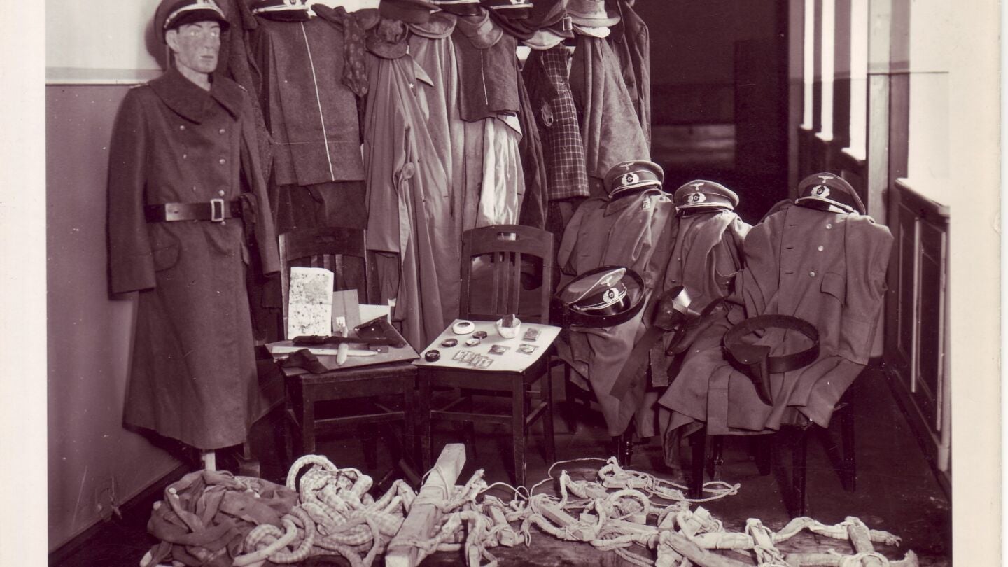 Uniformes falsos decomisados en la prisión de Colditz Los prisioneros de Colditz - Ben Macintyre
