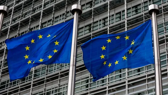 Banderas europeas ondean frente a la sede de la Comisión Europea en Bruselas el 20 de julio de 2022 Banderas europeas ondean frente a la sede de la Comisión Europea en Bruselas el 20 de julio de 2022