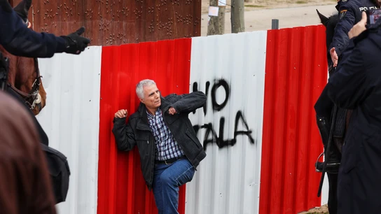 Un hombre protesta frente a la policía nacional a caballo durante la concentración Un hombre protesta frente a la policía nacional a caballo durante la concentración