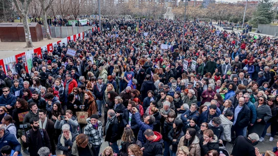 Miles de personas se manifiestan en la concentración para defender la arboleda de la zona de Madrid Río Miles de personas se manifiestan en la concentración para defender la arboleda de la zona de Madrid Río
