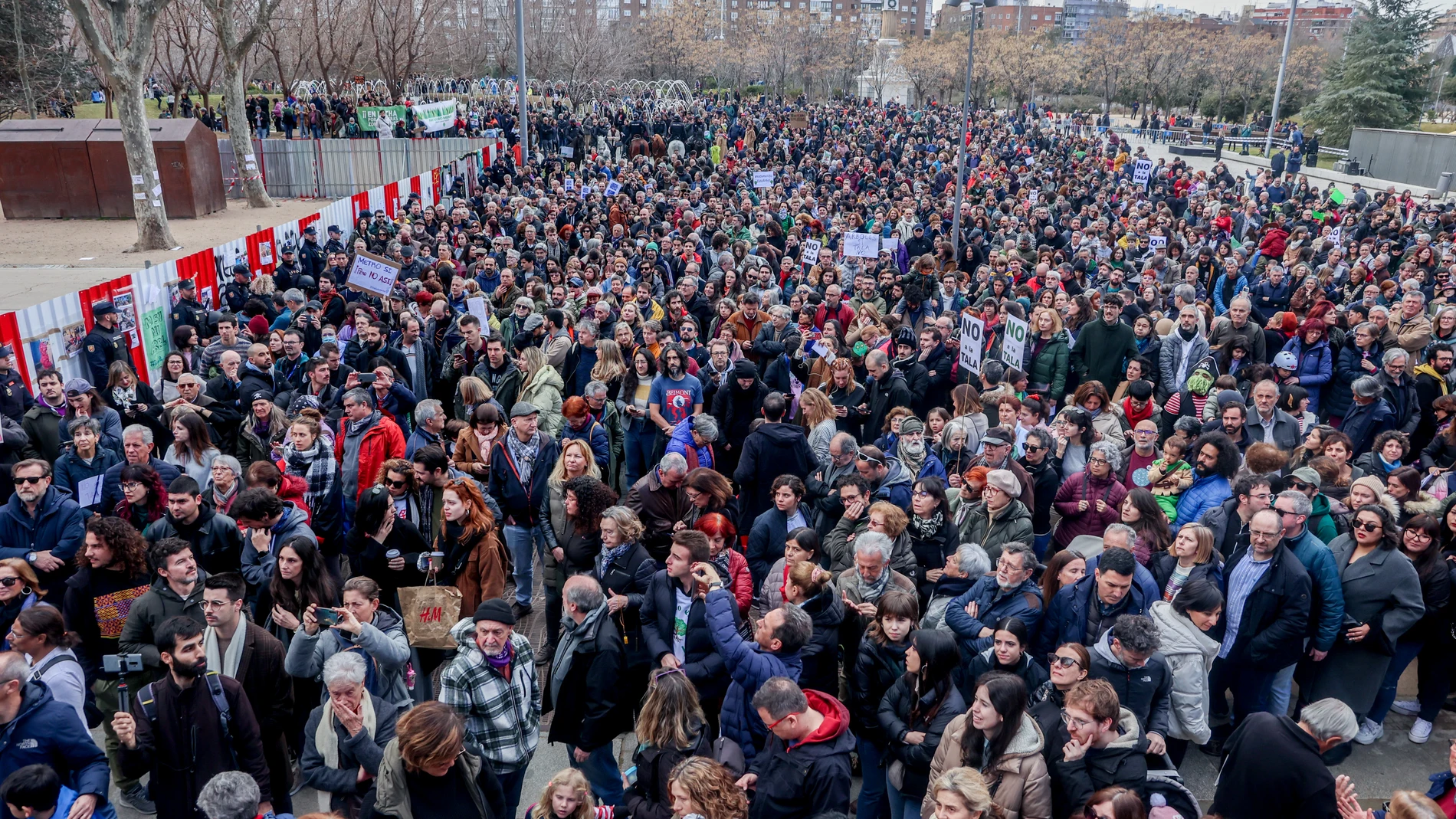 Miles de personas se manifiestan en la concentración para defender la arboleda de la zona de Madrid Río