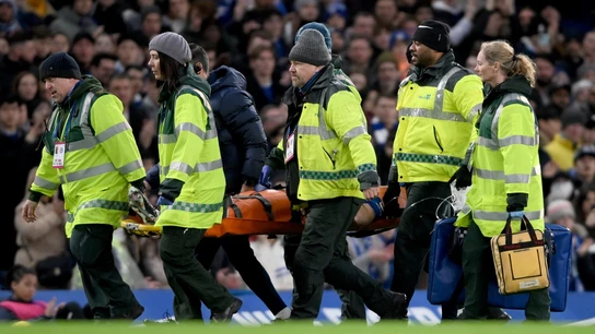 Azpilicueta, evacuado en camilla y con oxígeno Azpilicueta, evacuado en camilla y con oxígeno