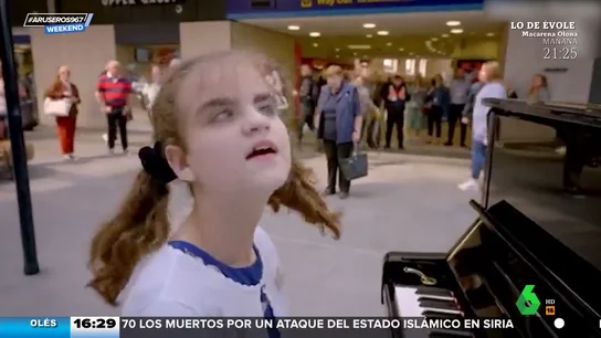 La emotiva actuación de una niña invidente tocando Chopin en plena calle La emotiva actuación de una niña invidente tocando Chopin en plena calle