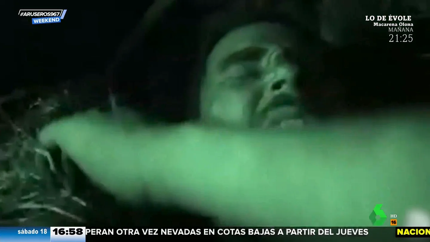 Un concursante de 'Aventura en pelotas' se quema el pene con una brasa: "¡Miembro quemado!" Un concursante de 'Aventura en pelotas' se quema el pene con una brasa: "¡Miembro quemado!"