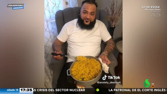 La impactante historia de una mujer que encuentra consuelo en una figura de cartón de su esposo comiendo paella La impactante historia de una mujer que encuentra consuelo en una figura de cartón de su esposo comiendo paella