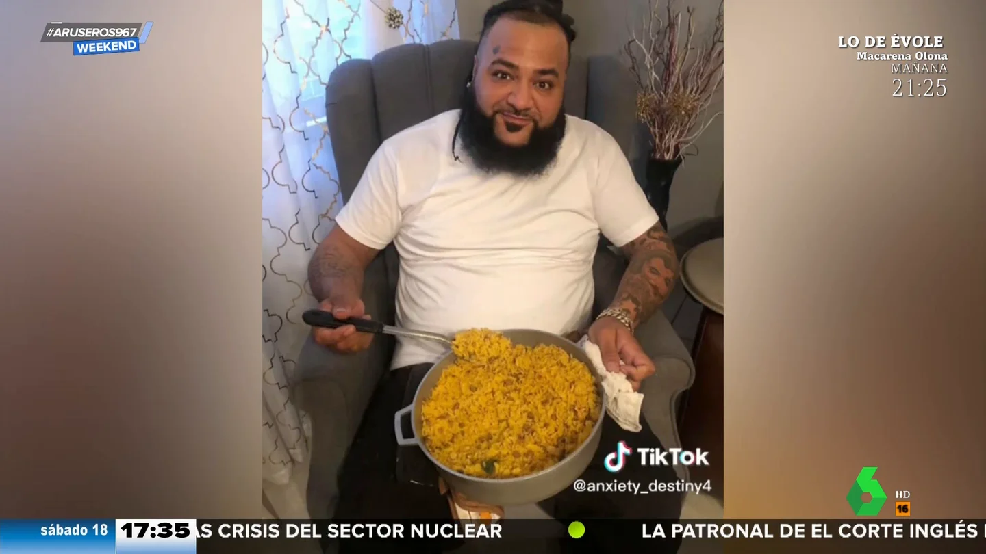 La impactante historia de una mujer que encuentra consuelo en una figura de cartón de su esposo comiendo paella La impactante historia de una mujer que encuentra consuelo en una figura de cartón de su esposo comiendo paella