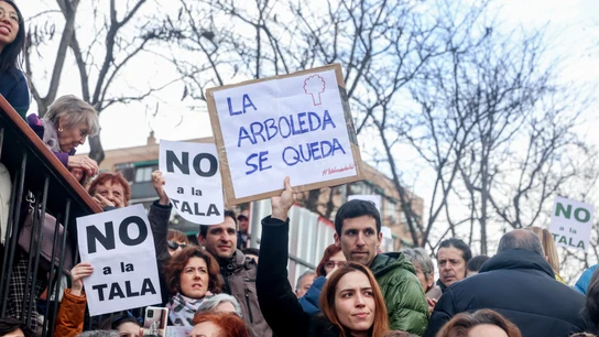 Una mujer porta una pancarta que reza 'La arboleda se queda' en la concentración. Una mujer porta una pancarta que reza 'La arboleda se queda' en la concentración.