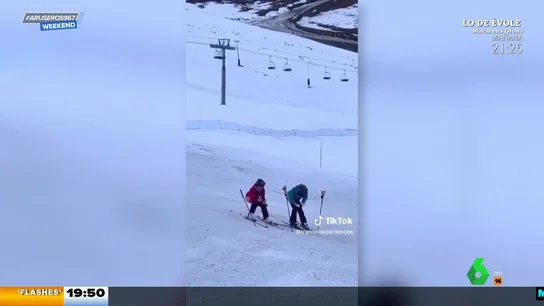 Unas esquiadoras interrumpen su bajada para hacer sus necesidades y provocan un accidente Unas esquiadoras interrumpen su bajada para hacer sus necesidades y provocan un accidente