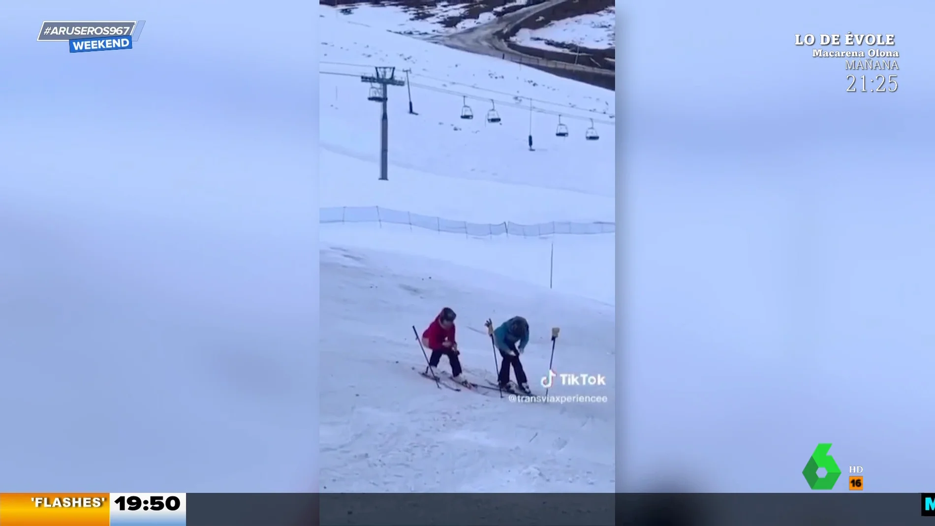Unas esquiadoras interrumpen su bajada para hacer sus necesidades y provocan un accidente