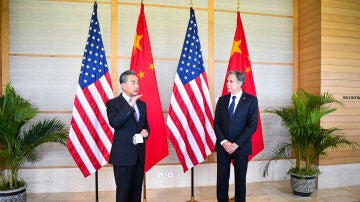 El secretario de Estado de Estados Unidos, Antony Blinken, y el ministro de Exteriores de China, Wang Yi