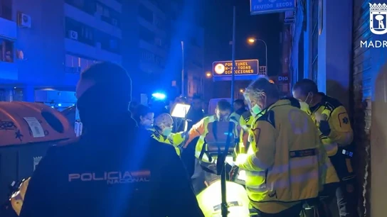 Sanitarios de Samur-Protección Civil atienden a un menor herido por arma blanca en Carabanchel, Madrid Sanitarios de Samur-Protección Civil atienden a un menor herido por arma blanca en Carabanchel, Madrid