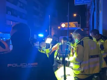 Sanitarios de Samur-Protección Civil atienden a un menor herido por arma blanca en Carabanchel, Madrid