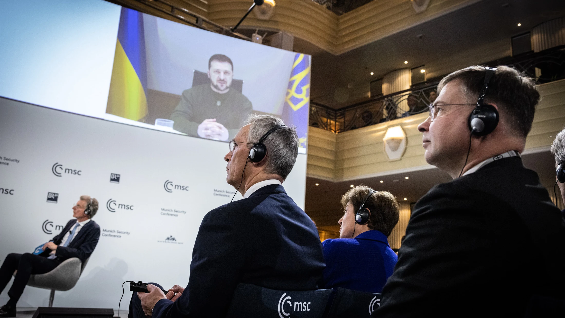 Los líderes que participan en la Comisión de Seguridad de Múnich escuchan al presidente ucraniano Vlodímir Zelenski.