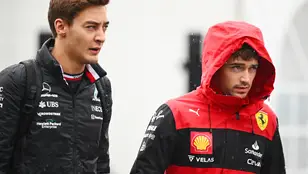 Charles Leclerc, junto a George Russell