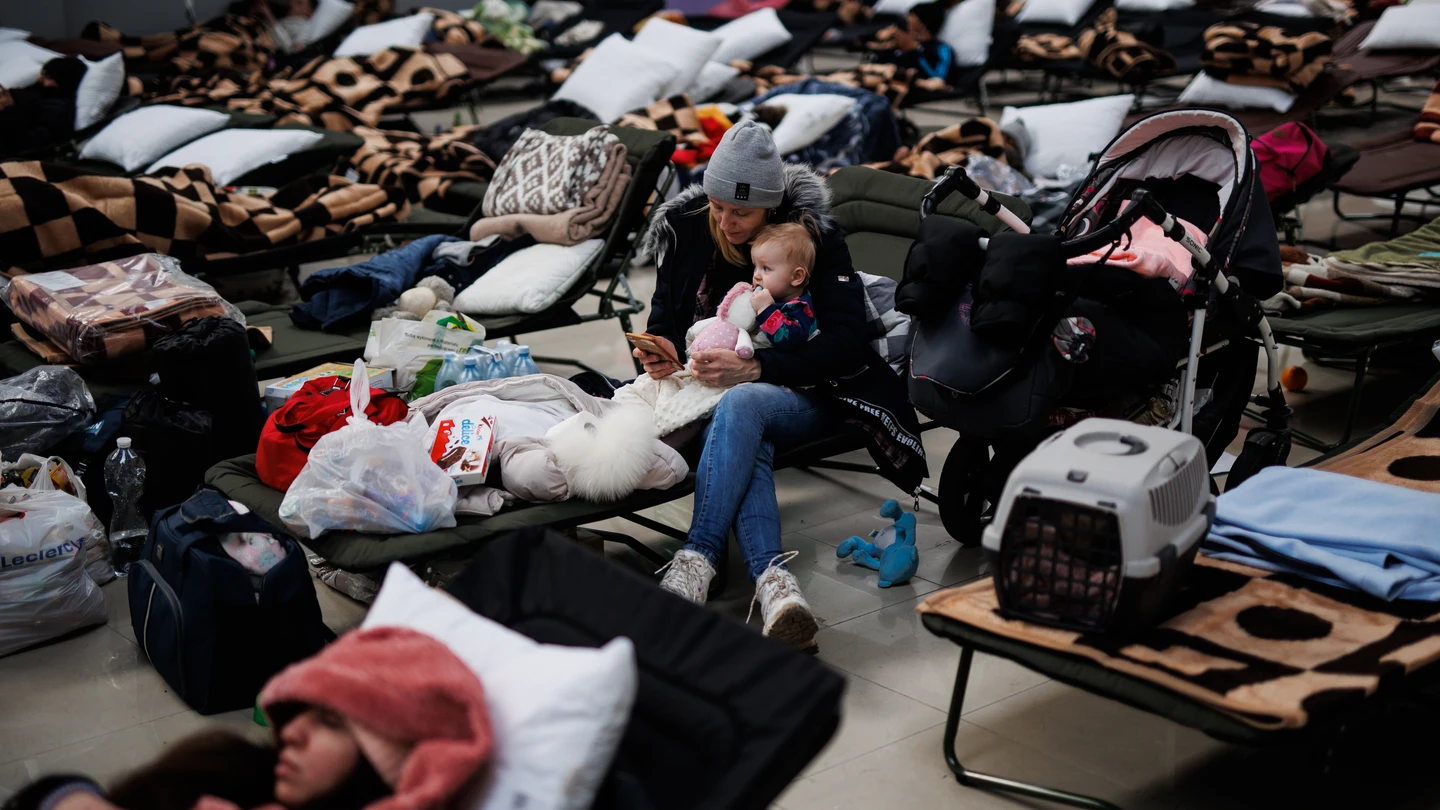 Una mujer con un bebé, en un centro comercial habilitado para los refugiados, en Mylny (Polonia) Una mujer con un bebé, en un centro comercial habilitado para los refugiados, en Mylny (Polonia)