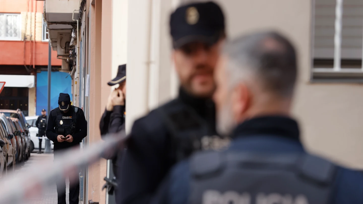 Agentes de la Policía, en el inmueble de Alaquàs donde un hombre atrincherado ha fallecido Agentes de la Policía, en el inmueble de Alaquàs donde un hombre atrincherado ha fallecido