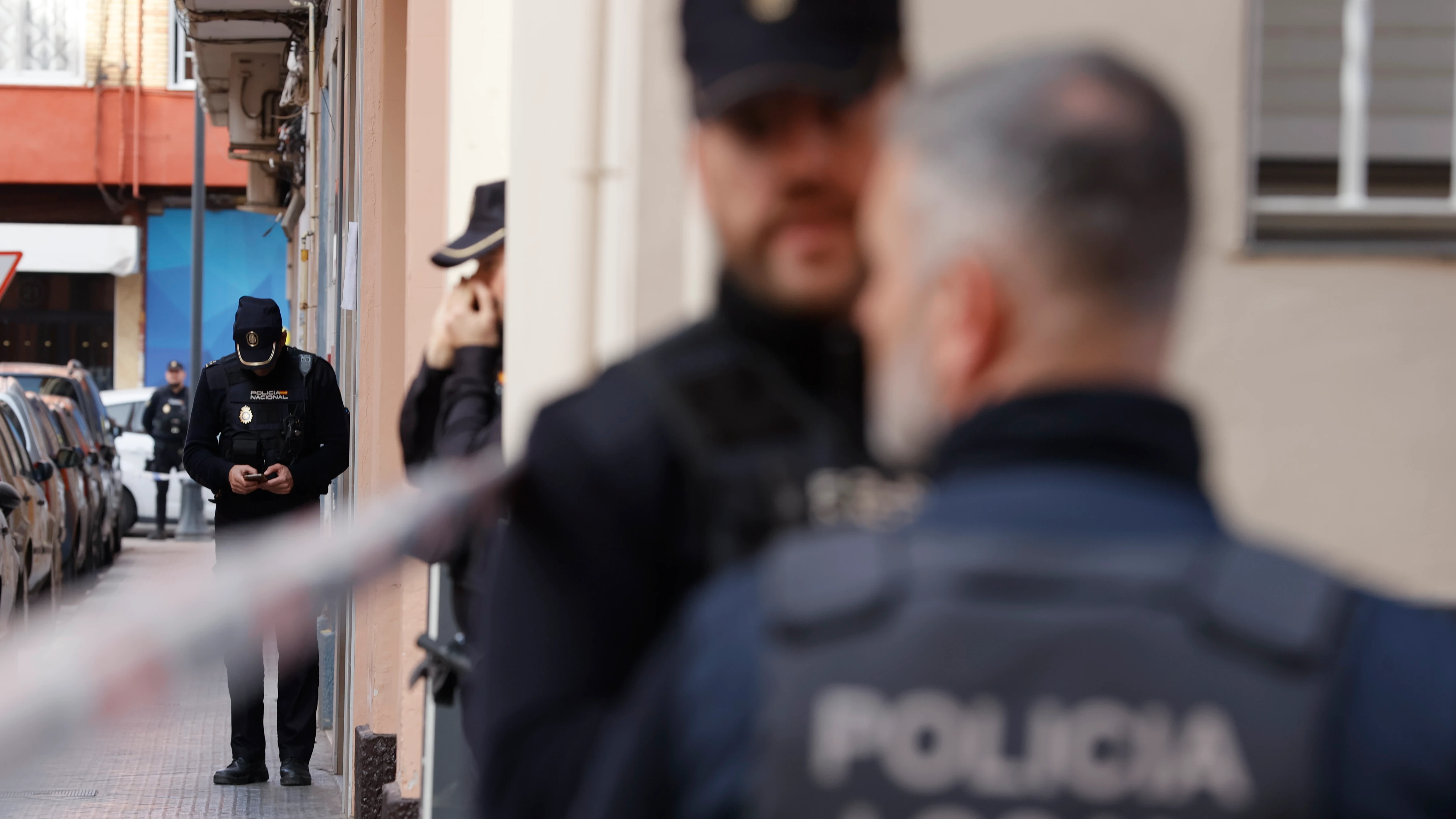 Agentes de la Policía, en el inmueble de Alaquàs donde un hombre atrincherado ha fallecido