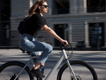 Imagen de archivo de una persona en bicicleta