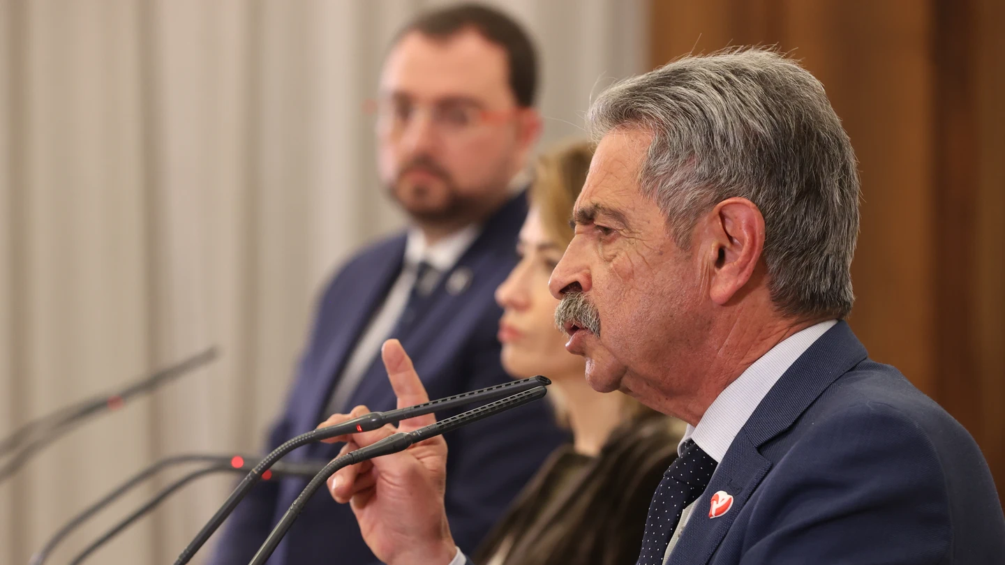 Miguel Ángel Revilla lamenta "chapuza" de los trenes cántabros: "No lo había visto en 40 años" Miguel Ángel Revilla lamenta "chapuza" de los trenes cántabros: "No lo había visto en 40 años"