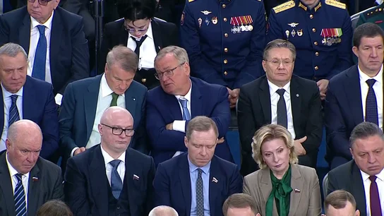 La cabezadita de una mujer en pleno discurso de Putin La cabezadita de una mujer en pleno discurso de Putin